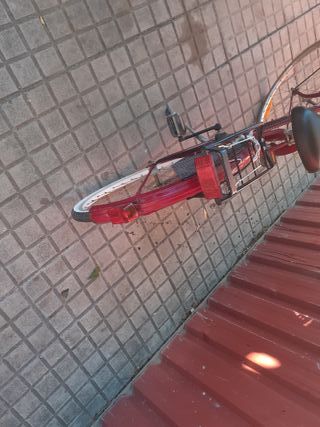 Bicicleta urbana roja con cesta