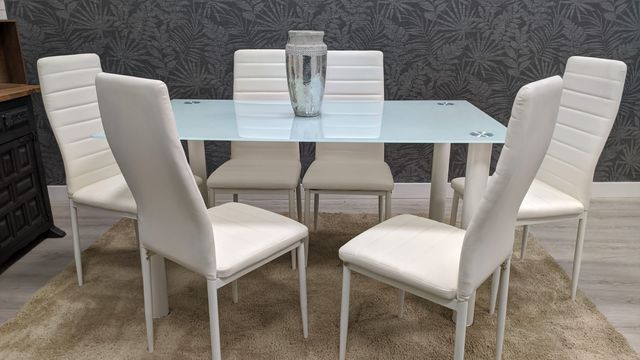 Mesa de comedor de cristal con 4 sillas