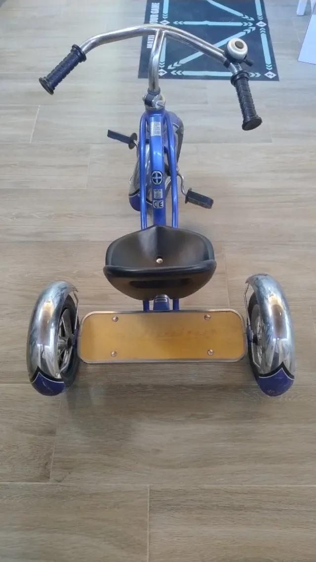 Triciclo infantil azul y plateado