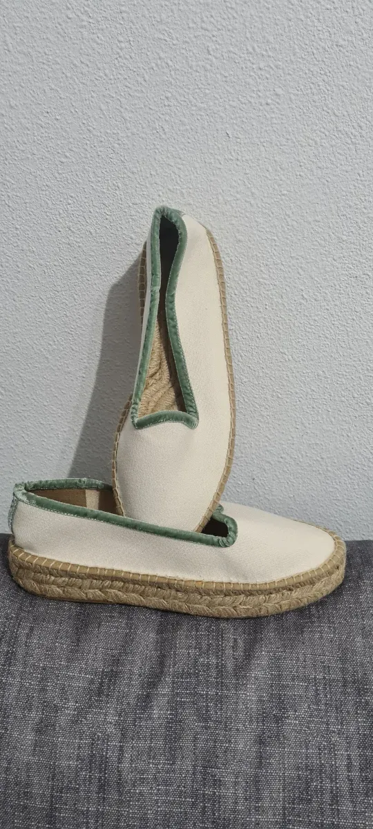 Zapatillas blancas con ribete verde