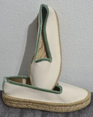 Zapatillas blancas con ribete verde