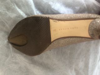 Zapatos de tacón Zara dorados brillantes