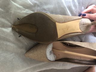 Zapatos de tacón Zara dorados brillantes