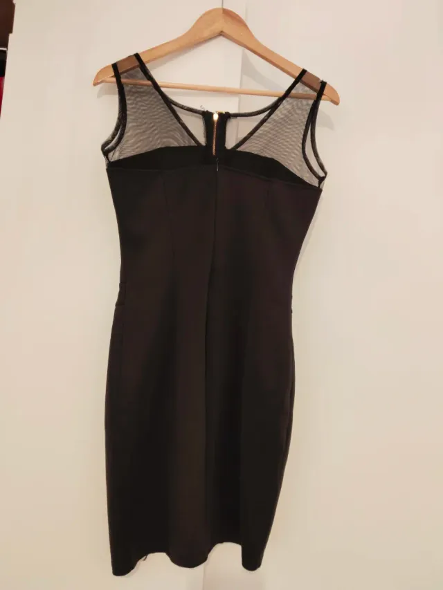 Vestido negro con transparencias