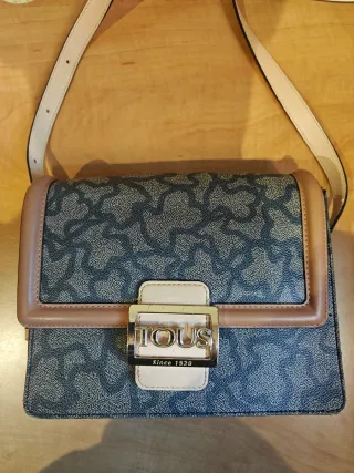 Bolso bandolera Tous beige y marrón.