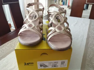 Sandalias doradas 24HRS talla 37