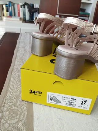 Sandalias doradas 24HRS talla 37