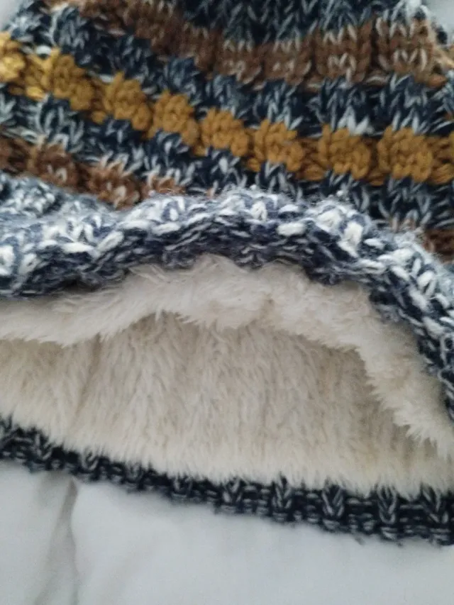 Gorro tejido con pompón forrado con pelito 