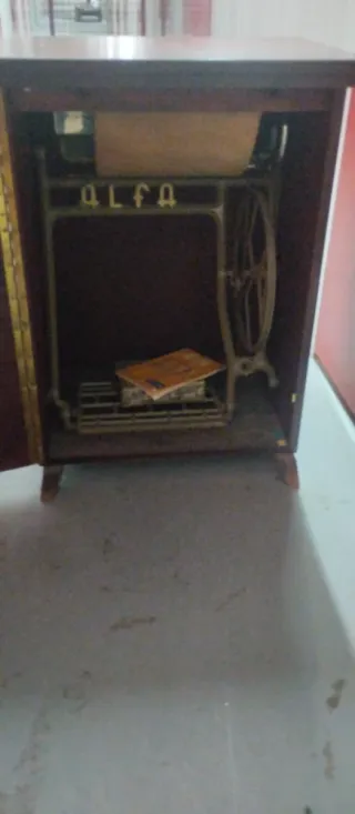 Máquina de coser ALFA, con muebles para guardat