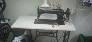 Máquina de aparar antigua con motor. Marca singer
