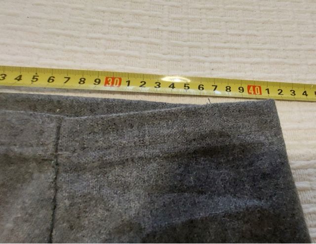 Se Regala falda gris con capa y gorro turquesa.