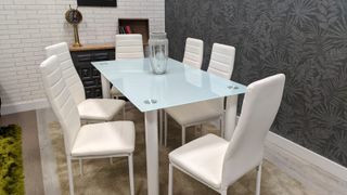 Mesa de cristal con 6 sillas blancas