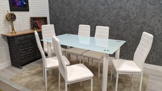Mesa de cristal con 6 sillas blancas