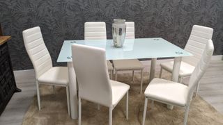 Mesa de cristal con 6 sillas blancas