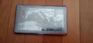 Pitillera metálica antigua con mapa de Europa