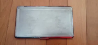 Pitillera metálica antigua con mapa de Europa