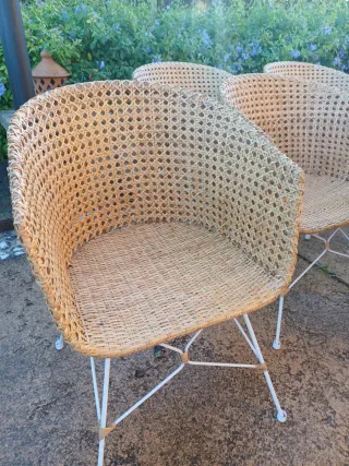 Sedie in rattan con gambe in metallo