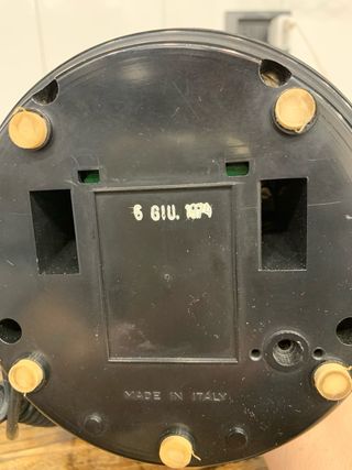 Telefono antico nero e oro, funzionante