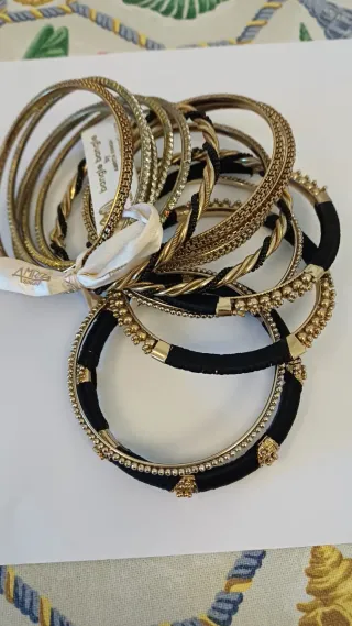 Bracciali Amrita Singh neri e oro