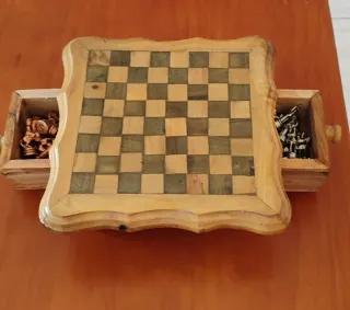 Mini ajedrez vintage de madera, cajones y patitas