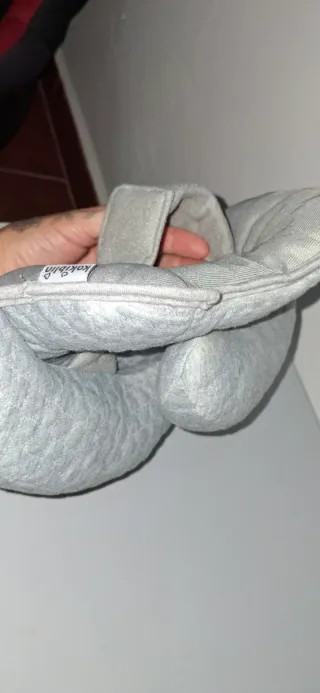 Sujeción cabeza bebé gris