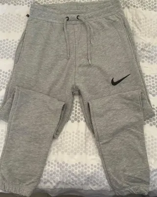 Pantalón Nike Gris