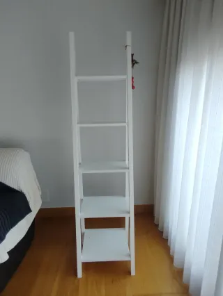 Escalera decorativa blanca
1.80cm alto x39cm fondo