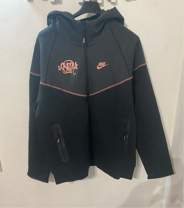 Tuta SNTN nera rosa stile Central Cee