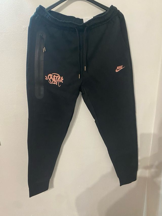 Tuta SNTN nera rosa stile Central Cee