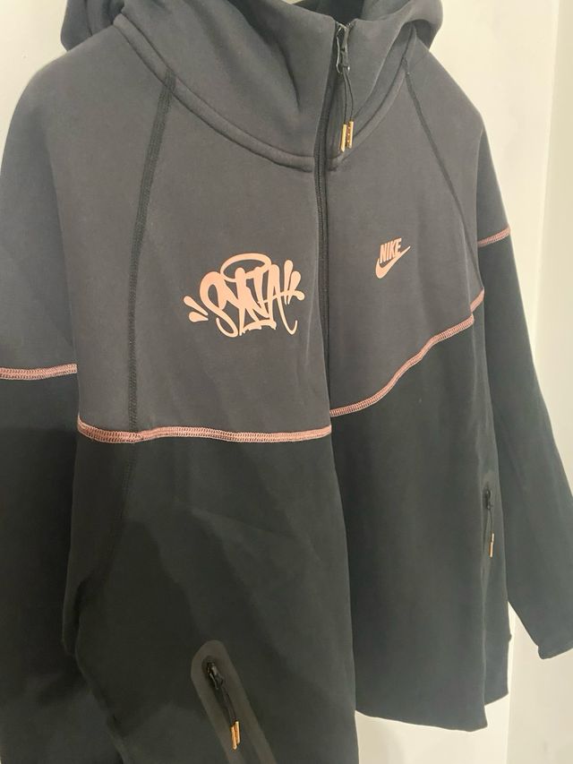 Tuta SNTN nera rosa stile Central Cee