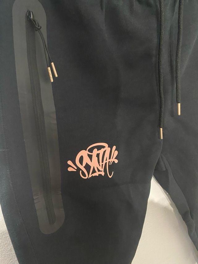 Tuta SNTN nera rosa stile Central Cee