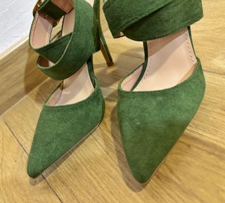 Zapatos estiletos tacón verde gamuza talla 36