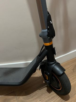 Patinete Eléctrico Negro y Gris
cecotec