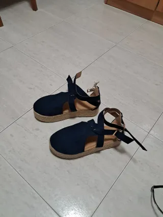 Sandalias azules con cuña de esparto