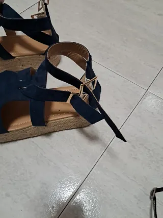 Sandalias azules con cuña de esparto