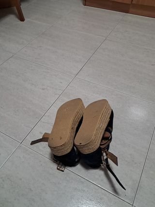 Sandalias azules con cuña de esparto