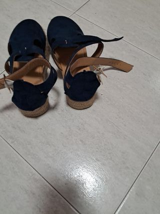 Sandalias azules con cuña de esparto