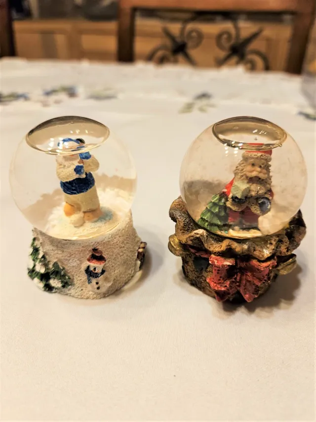 2 sfere di vetro natalizie con la nevicata interna