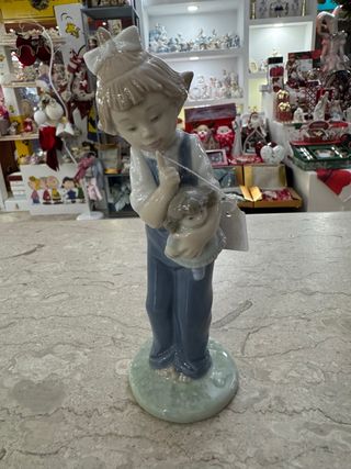 Bimba con bambola NAO