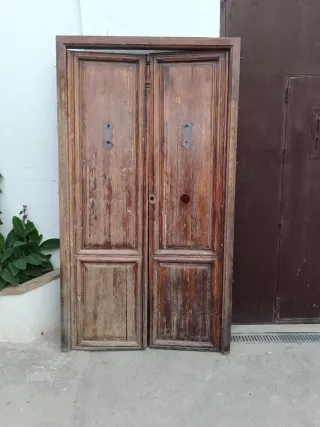 Puerta doble madera maciza antigua con marco