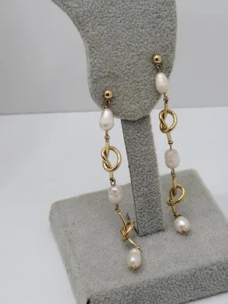 Pendientes dorados con perlas blancas