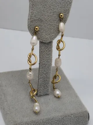 Pendientes dorados con perlas blancas