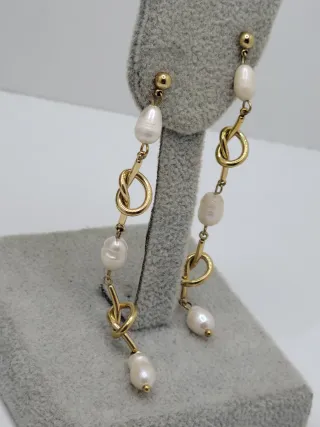 Pendientes dorados con perlas blancas