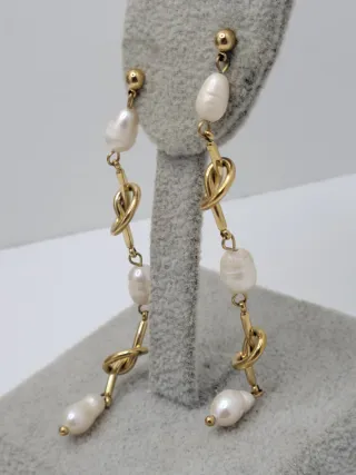 Pendientes dorados con perlas blancas