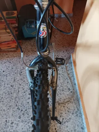 Bicicleta de montaña roja Shimano, y otra negra