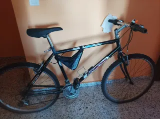 Bicicleta de montaña roja Shimano, y otra negra