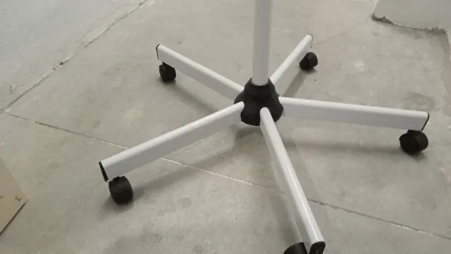 Pie de lámpara de aumento con ruedas