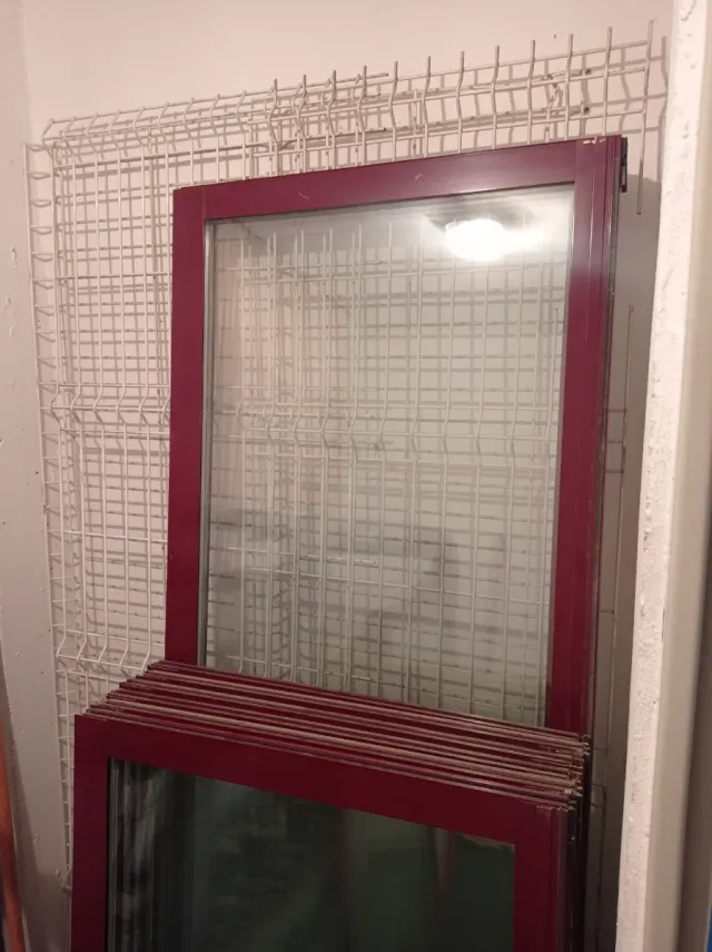 Ventanas de aluminio color burdeos