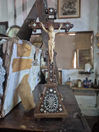 Cristo de notario con cruz de madera