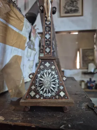 Cristo de notario con cruz de madera